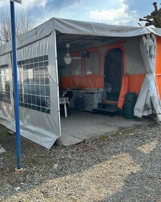 Roulotte con veranda coperta in campeggio lago