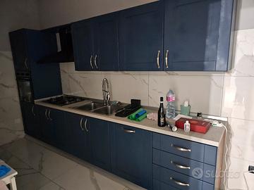 Cucina in legno attrezzata