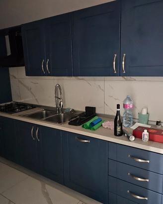 Cucina in legno attrezzata