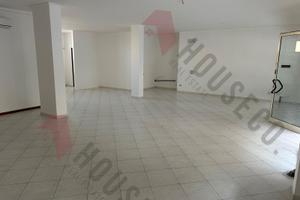 Zona Pitz'e serra: ampio locale con tre vetrine