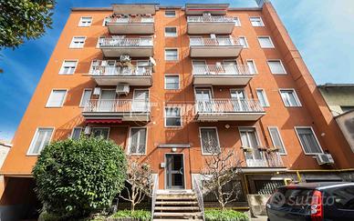 BILOCALE ULTIMO PIANO CON BALCONATA