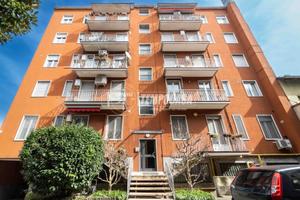 BILOCALE ULTIMO PIANO CON BALCONATA