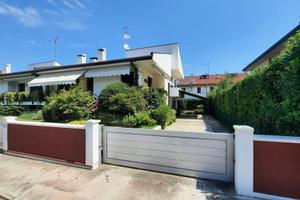 Villa di 230 m² con più di 5 locali e box auto dop
