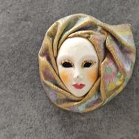 spilla in cartapesta 