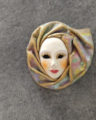 spilla in cartapesta 