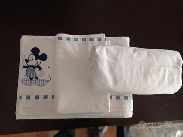 Completo lenzuolino per lettino Mickey Mouse.