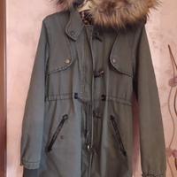 Giubbino parka invernale da donna con cappuccio.