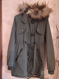 Giubbino parka invernale da donna con cappuccio.