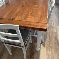 Tavolo e sedie in legno