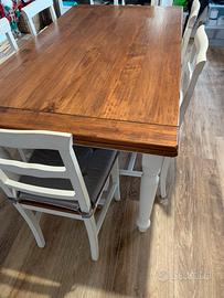 Tavolo e sedie in legno