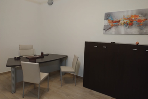 Ampio ufficio ammobiliato