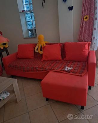 Divano letto Ikea con mobiletto basso