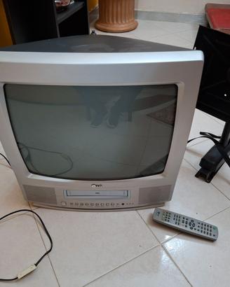 TV LG con telecomando e supporto a muro
