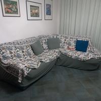 Divano angolare colore azzurro come nuovo