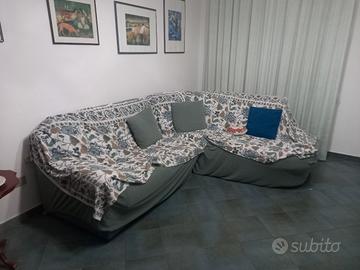 Divano angolare colore azzurro come nuovo