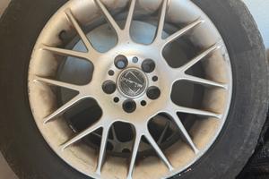 Pneumatici completi di cerchi