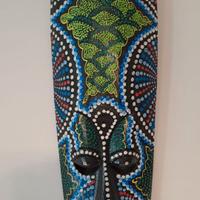 Maschera tribale in legno decorato da parete.