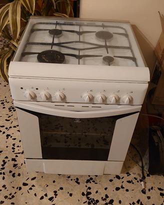 Cucina a gas con forno elettrico ventilato
