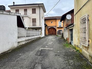 Rustico / Casale di 300 m² con più di 5 locali e b