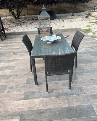 Tavolo con 4 sedie da giardino