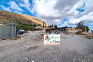 Piazzale di 1800 mq con magazzino
