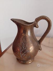 caraffa in ottone floreale