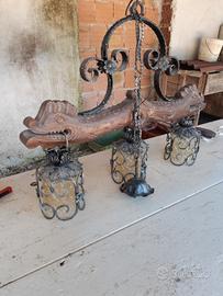 lampadario legno e ferro battuto 
