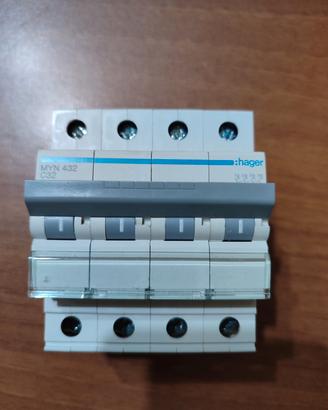 magnetotermico c 32 trifase