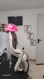 passeggino posteriore bici e caschetto bambina