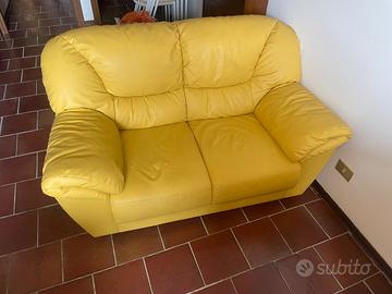 divano in pelle gialla