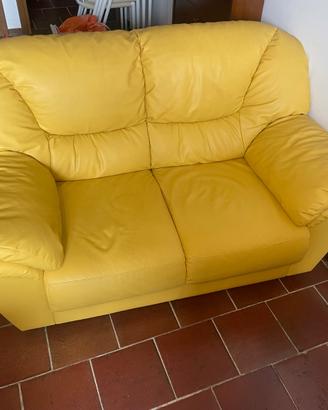 divano in pelle gialla
