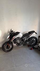 Ktm duke 790 anno 2024 con cambio elettronico