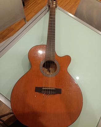 chitarra classica spalla mancante elettrificata