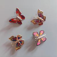 Set di 4 spille smaltate a forma di farfalla