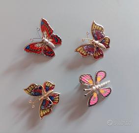 Set di 4 spille smaltate a forma di farfalla