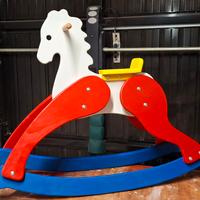Cavallo a dondolo in legno