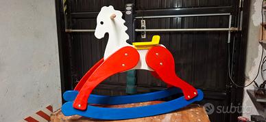 Cavallo a dondolo in legno
