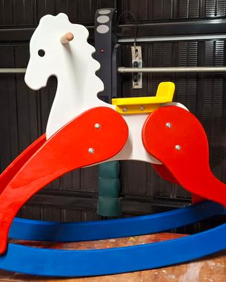 Cavallo a dondolo in legno