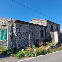 Casale ristrutturato con terreno DOC Solicchiata