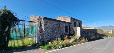 Casale ristrutturato con terreno DOC Solicchiata