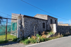 Casale ristrutturato con terreno DOC Solicchiata