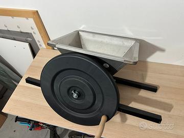 Tramoggia frantoio macina frutta uva mele manuale