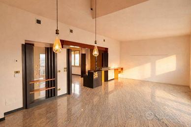 Attico / Mansarda di 185 m² con più di 5 locali e 
