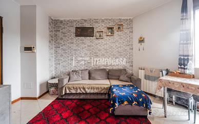 Bilocale con balcone e box auto