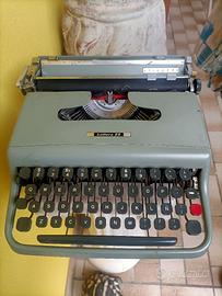 Macchina da scrivere Olivetti lettera 22