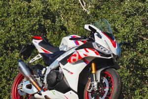 Aprilia RSV4 1100 factory Speed white