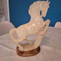 Scultura di cavallo rampante in alabastro