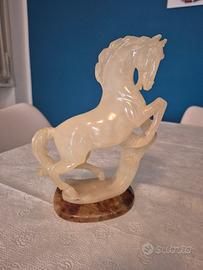 Scultura di cavallo rampante in alabastro