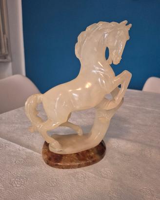 Scultura di cavallo rampante in alabastro