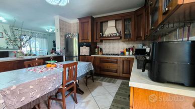 Villa su tre livelli con giardino